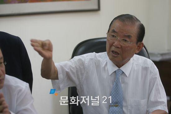 21세기 선진경제포럼에서 선진경제포럼의 필요성을 발표하는 박남식 공동대표