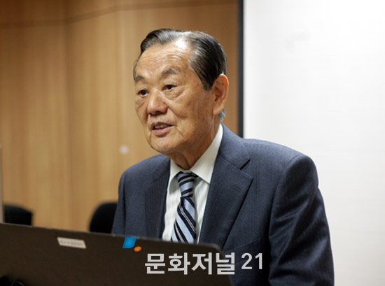 포토 이순신 리더스 CEO 과정에서 강연하는 한국산업개발연구원 백영훈 원장