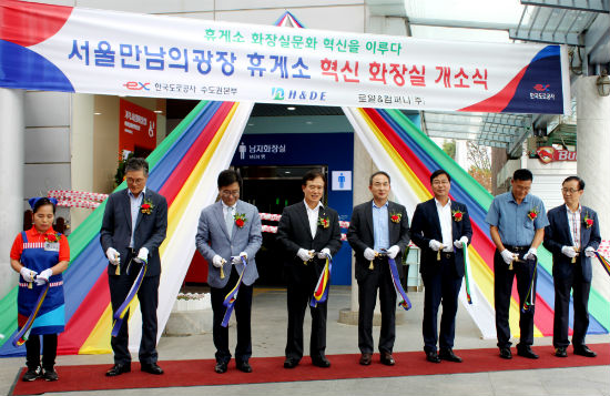 로얄&컴퍼니, 만남의광장 휴게소에 가족사랑 화장실 시범전시장 오픈