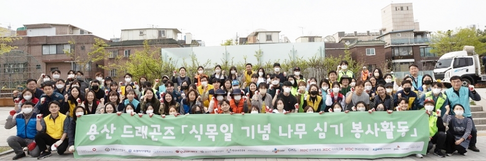 HDC현대산업개발, 식목일 맞아 나무 식재 봉사활동