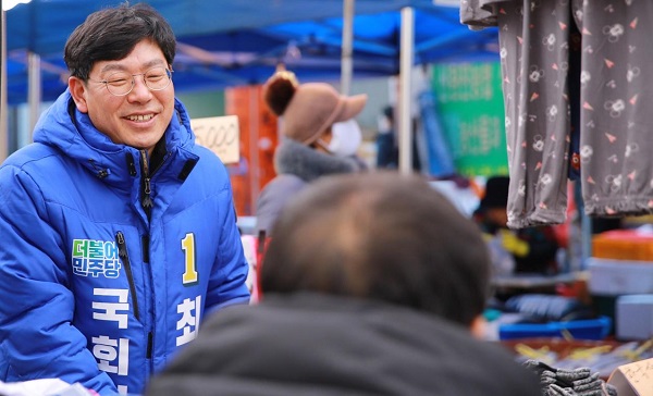 최동식 대덕구 국회의원 예비후보, 설 앞두고 신탄진 5일장 방문
