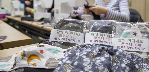 대덕구 대덕종합사회복지관, 간절한 마음 한땀 한땀 만든 면 마스크로 코로나19 위기 극복해요