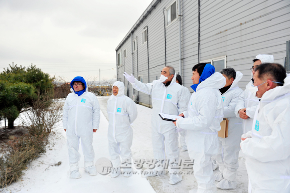 [PHOTO] AI 방역, 천안 거점소독시설과 철새도래지 점검하는 이성호 차관