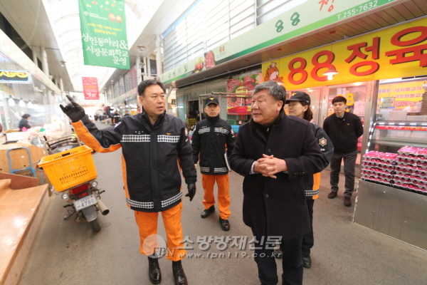 청주동부소방서장, 북부시장 현장 행정