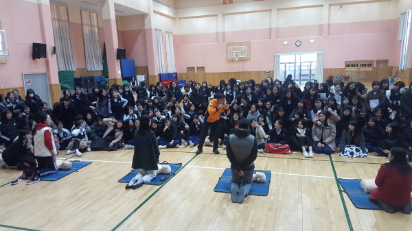 “겨울철 불청객을 막아주세요” 창원소방, 동진여중 심폐소생술 교육