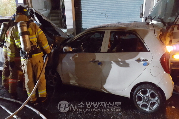 부평소방서, 한밤 골목길 주차 차량 ‘쾅’ 차량 2대 전소 