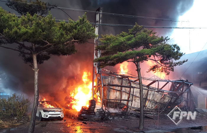 전북 익산시 중고 타이어 판매점 화재… 3시간 40여 분만에 진화