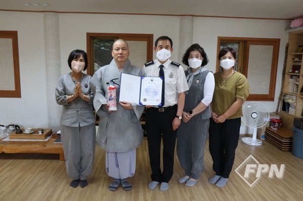 김해서부소방서, 장유사 해공스님에 감사장 전달