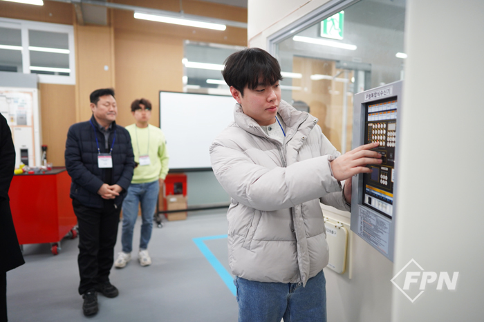 가스계소화설비 작동해 보는 한국남부발전 소속 소방안전관리자