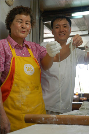 <김건표의 행복초대석>20년 손맛 잇는 칼국수집 자동차기술자