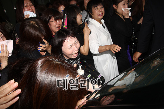 [포토]´고 박용하 발인´ 일본팬들 용하씨 가지마요 절규
