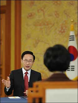이 대통령 "개헌 지금 적절, 내년이면 늦는다"