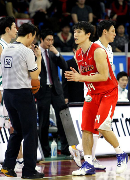 ‘33점차 충격패’ 악화일로 걷는 서울SK