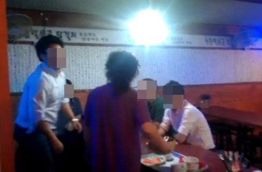노래 두 곡만 부르고 가겠다…술집난동남 등장에 네티즌 공분