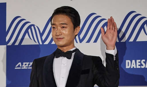 37회 청룡영화상 | 조우진, “올해 복이 터졌나 봐요”