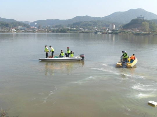 한국농어촌공사 평택지사, 칠곡저수지 녹조방제 작업 실시