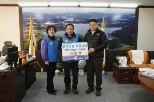(주)참맛 안성시에 사랑의 쌀 전달