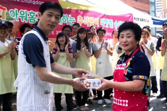 아워홈, 금천구 노인 위한 추석송편 빚기 봉사