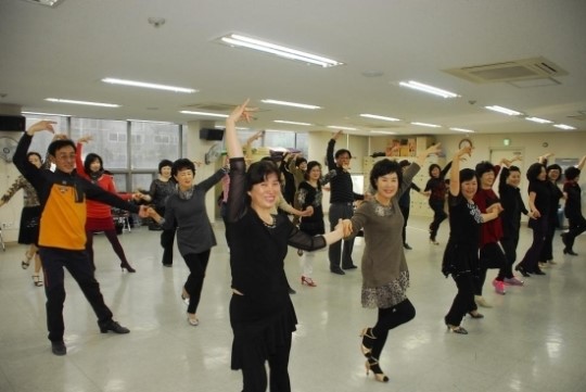부산 남구문화원 댄스스포츠반 ... “춤추며 활기 되찾아요”