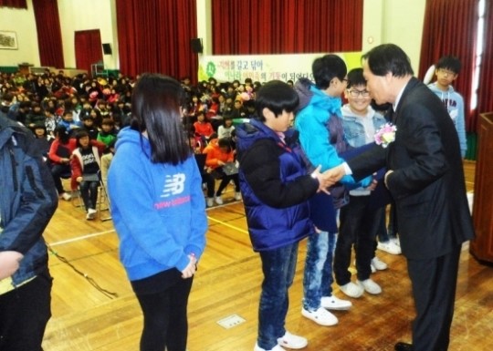 광주 광산구 비아초 이색 졸업식 눈길