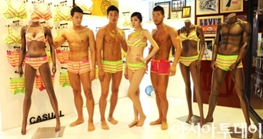 [포토]리바이스 바디웨어 인간 마네킹 언더웨어 이색 패션쇼