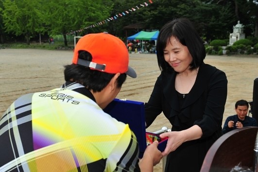 백석대 강화선 교수, 천안 광덕초에 교표 디자인 재능기부