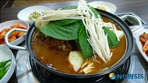 생생정보통 남다른감자탕·훈제오리 단호박구이 등 맛집 소개