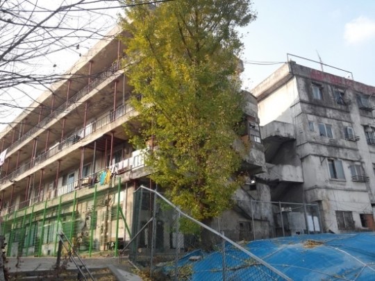 [영화 속 명가] 정릉 스카이 아파트 붕괴 위험에 목숨 걸고 사는 곳