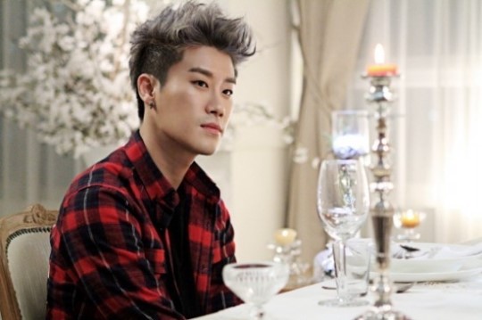 산이, 3년 만의 신보로 음원 차트 평정…대세 래퍼 입증