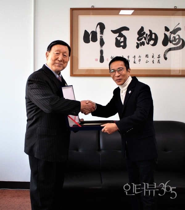 30년 목소리 마술사 국내 유일 마지막 변사 최영준 씨, 한국상영발전협회 영화상영발전 감사패 수상