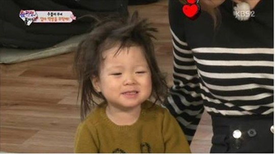자다가 깬 사랑이, 헝클어진 헤어스타일…사랑스러워