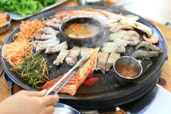[맛있는여행] 특유의 맛을 살리는 대형솥뚜껑 돼지 제주도중문맛집