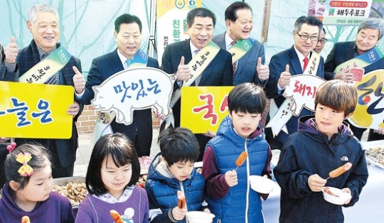 “돼지고기 먹고 양돈농가 도와요”