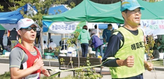 시각장애인과 함께 뛴 OCI주식회사 직원들