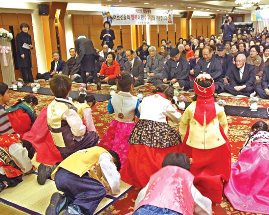 “어르신들, 건강하시고 행복하세요”