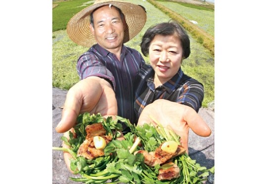 “미나리 고기쌈 한번 맛보세요”