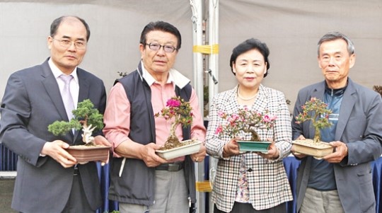 소양농협, 로컬푸드 고객 위한…철쭉분재 전시회 ‘성황’