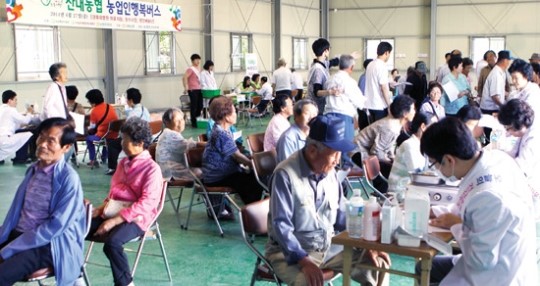 조합원 건강 살피고 장수사진 촬영도