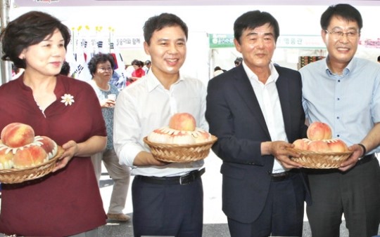 “맛 좋은 전주 복숭아 많이 드십시오”