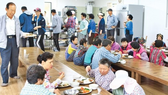 “농번기 가사부담 덜어 만족” 공동급식 확산