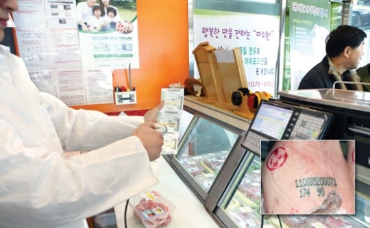 [현장]돼지고기 이력제 28일 전면 시행…시범판매장·도축장·가공공장 가보니