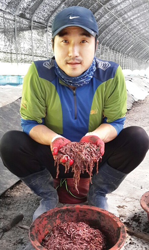 [기획]FTA 시대…축산 비결 대공개(11)식용 지렁이 사육농가 장성백씨 <경남 김해>
