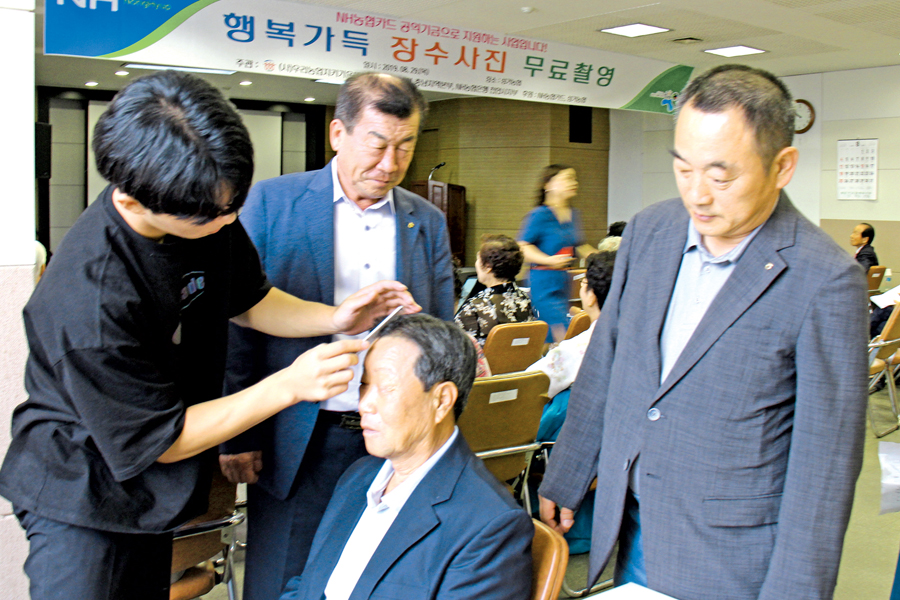 성거농협·우리농업지키기운동본부, 장수사진 촬영 봉사