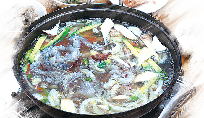 [전남 무안 낙지연포탕] 국물 맛은 시원, 씹는 맛은 보들·쫀득…원기 회복 효과도 일품