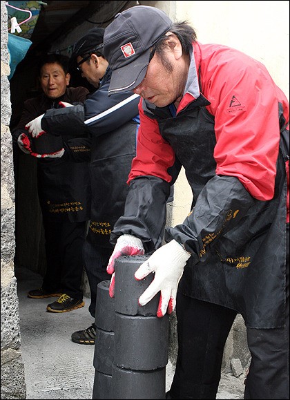 사랑품고 제주찾은 연탄 올 겨울 따뜻하겠네