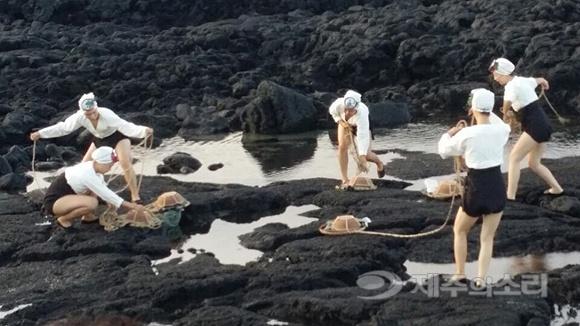 성산 바다 물들인 제주해녀의 춤사위