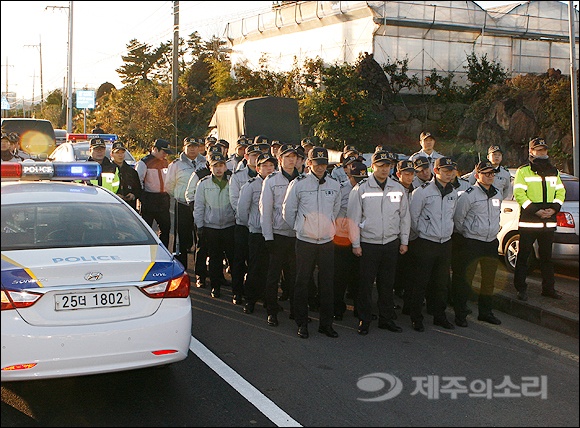 제주시청 촛불집회 향하던 트랙터 경찰과 ‘충돌’