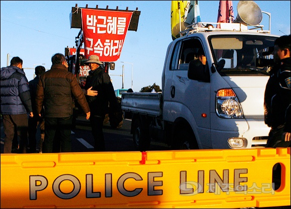 제주시청 촛불집회 향하던 트랙터 경찰과 ‘충돌’