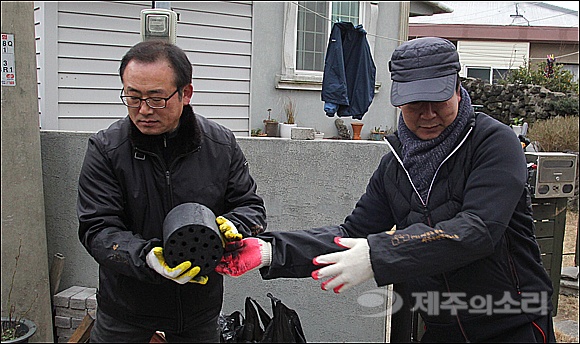 많은 자원봉사자들이 함께해 더욱 뜨거워지는 연탄 나눔