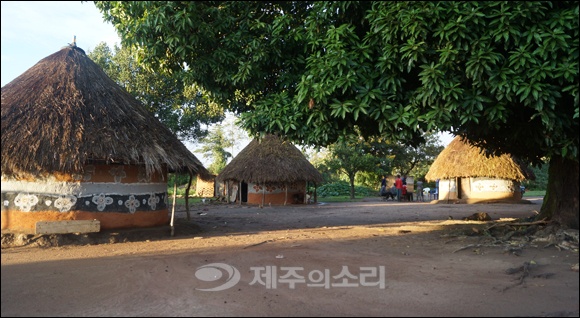베게 없는 잠은 뾰족한 지붕처럼 생각의 끝을 겨눈다